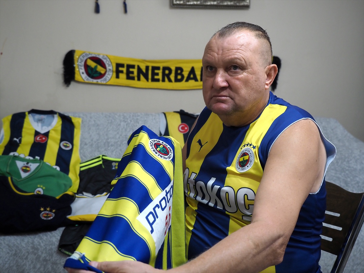 Manisa\'da Fenerbahçe tişörtü, Selahattin Akçin\'in 55 yıllık tutkusuna dönüştü