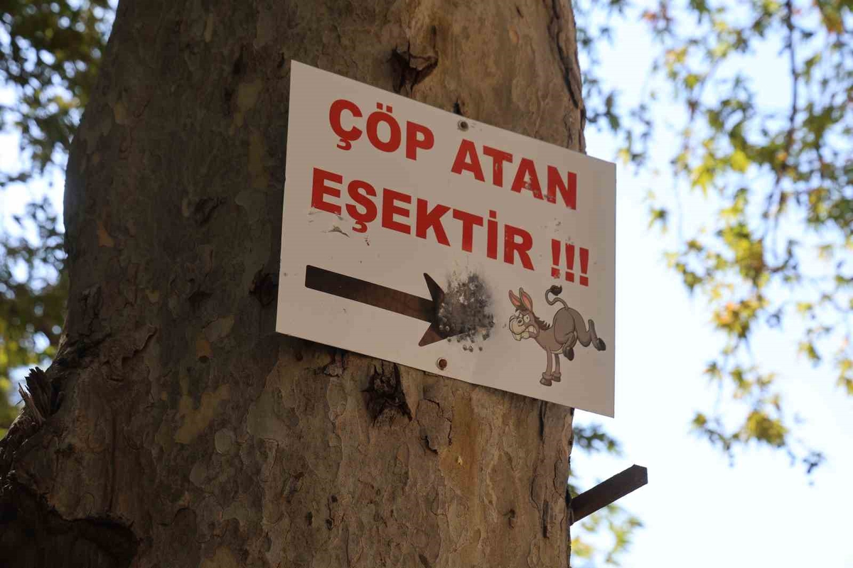 Adana Feke\'de \'Çöp atan eşektir\' tabelası asıldı, atılan çöpleri çocuklar topladı.