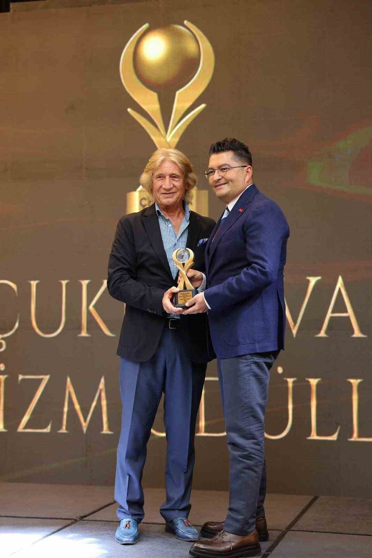 Mersin\'deki törende Yılın Turizm Yöneticisi ödülü Adana İl Müdürü Duru\'ya verildi