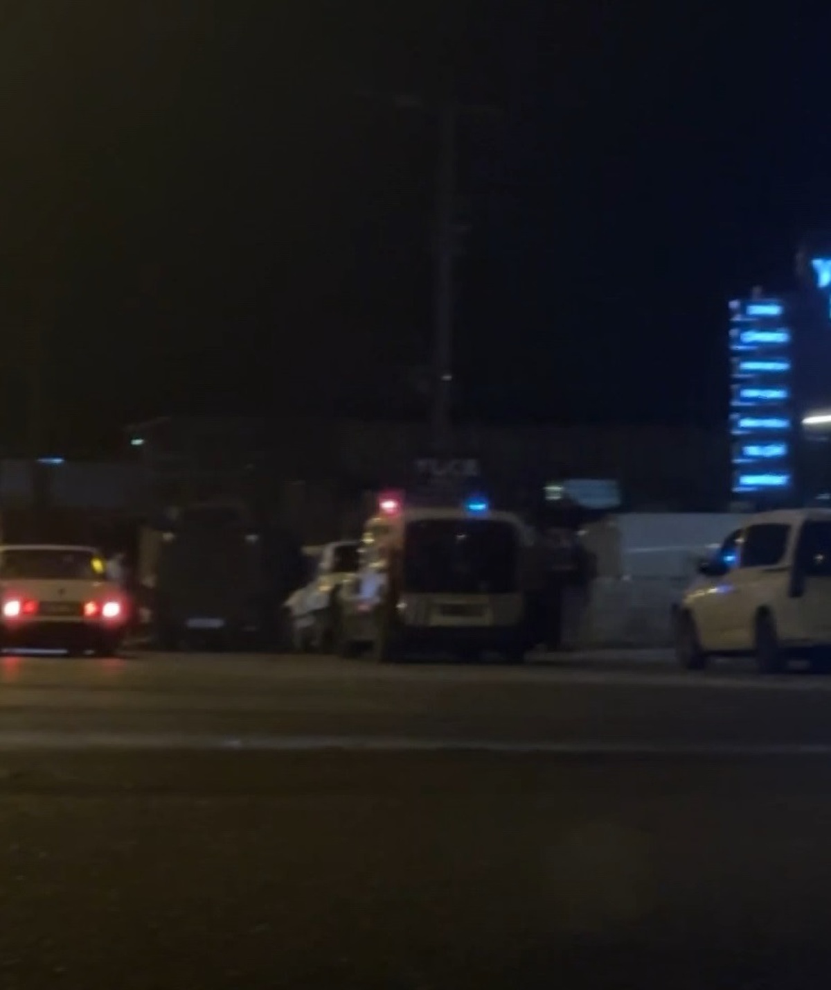 Adana Sarıçam'da yüzleri kapalı 2 şüpheli iş yerine molotof attı