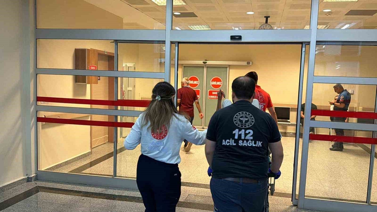 Adıyaman merkez Fatih Mahallesi\'nde iki grubun kavgasında 1 kişi bıçakla yaralandı