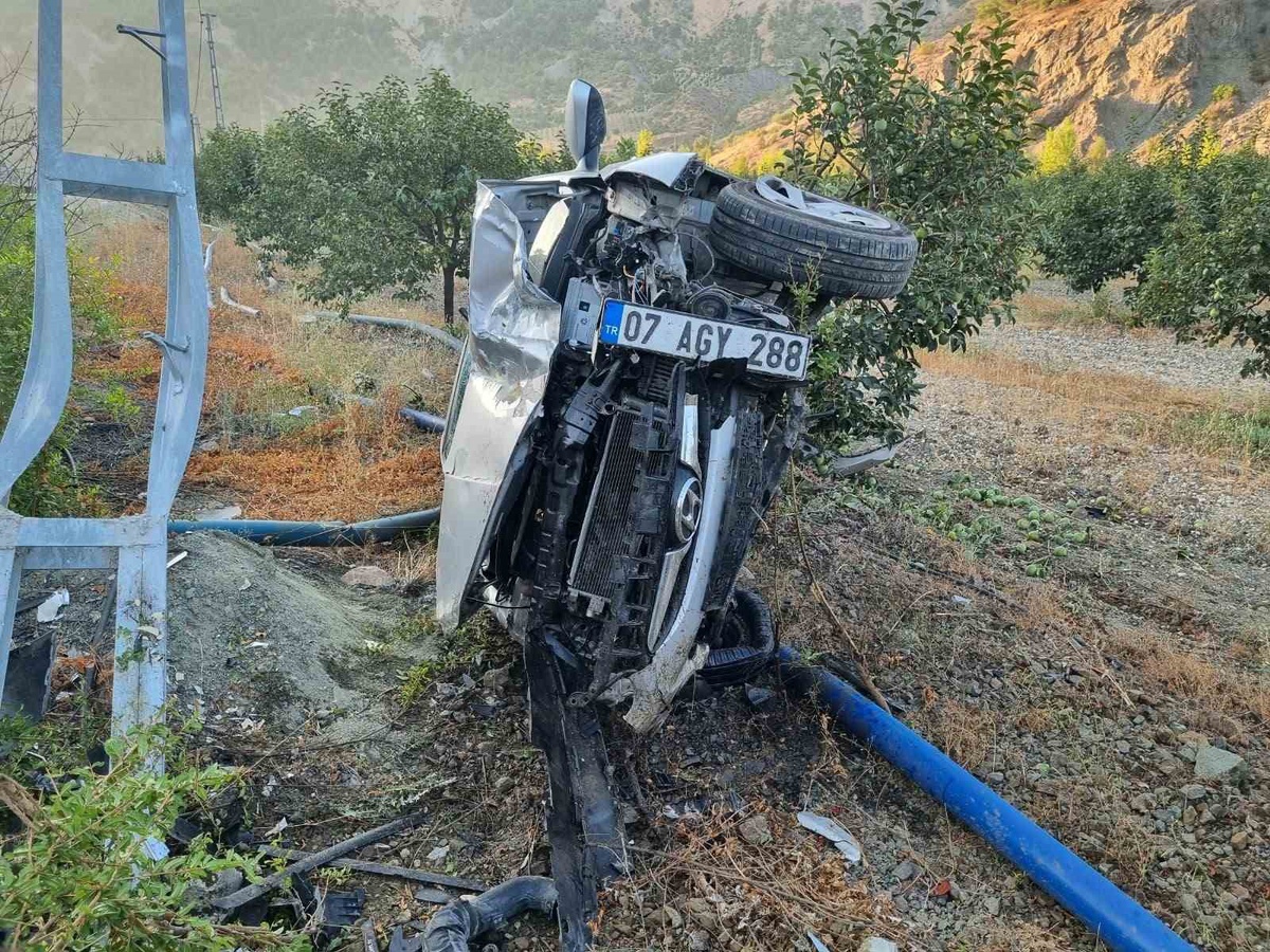 Adıyaman Gölbaşı\'da otomobil meyve bahçesine yuvarlandı, sürücüyle 4 kişi yaralandı
