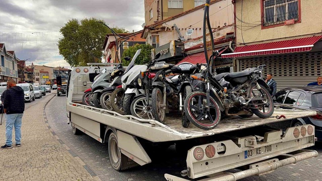 Afyonkarahisar Bolvadin'de Emniyet Müdürü Arıkan yönetiminde 52 motosiklet toplandı