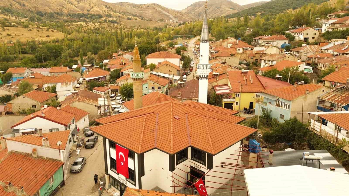 Afyonkarahisar\'ın Şuhut ilçesine bağlı Başören Köyü\'nde cami törenle ibadete açıldı