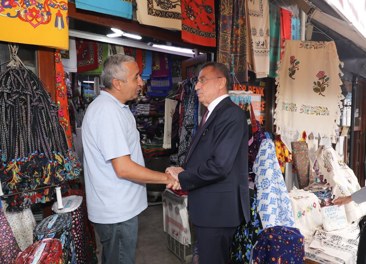 Fuat Oktay, Altındağ\'da Aslanhane Camii\'nde Cuma namazı kıldı, esnafla buluştu