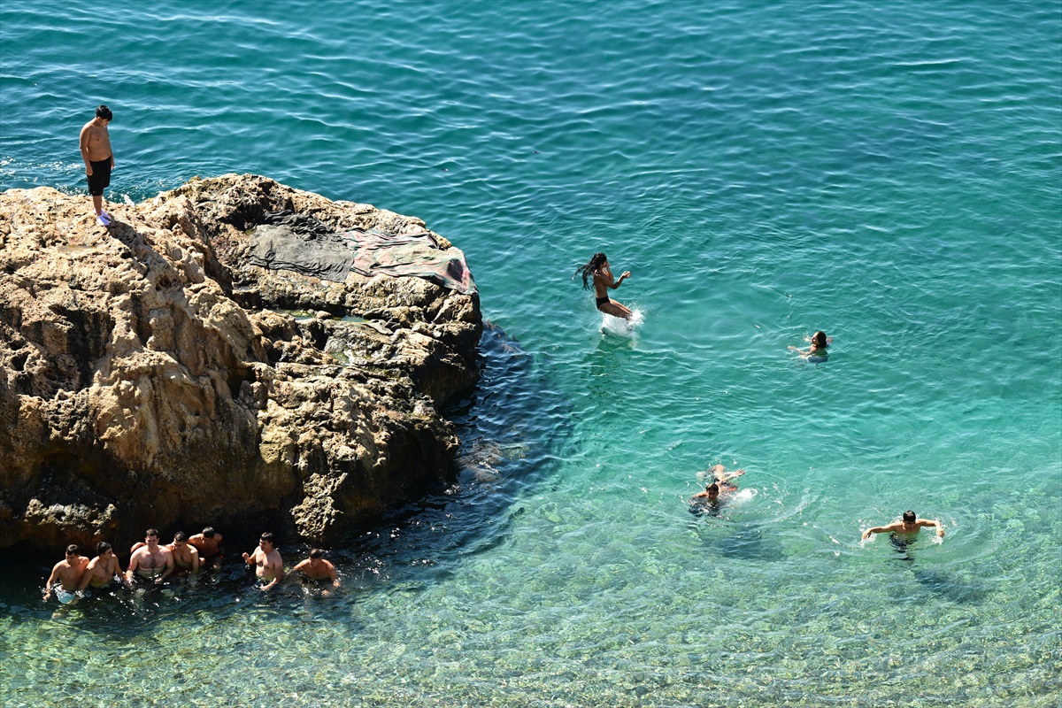 Antalya\'da sıcak havada sahiller doldu, deniz suyu 29 derece kaydedildi