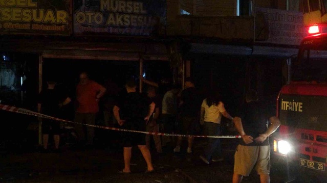 Antalya Kepez'de iki iş yerinde yangın çıktı, üst kattaki evin panjuru hasar gördü