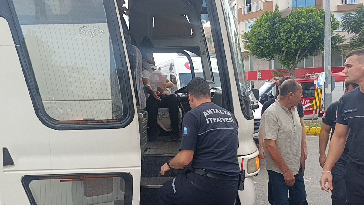 Antalya\'nın Manavgat ilçesinde otobüs ile otomobil çarpıştı, 2 kişi yaralandı