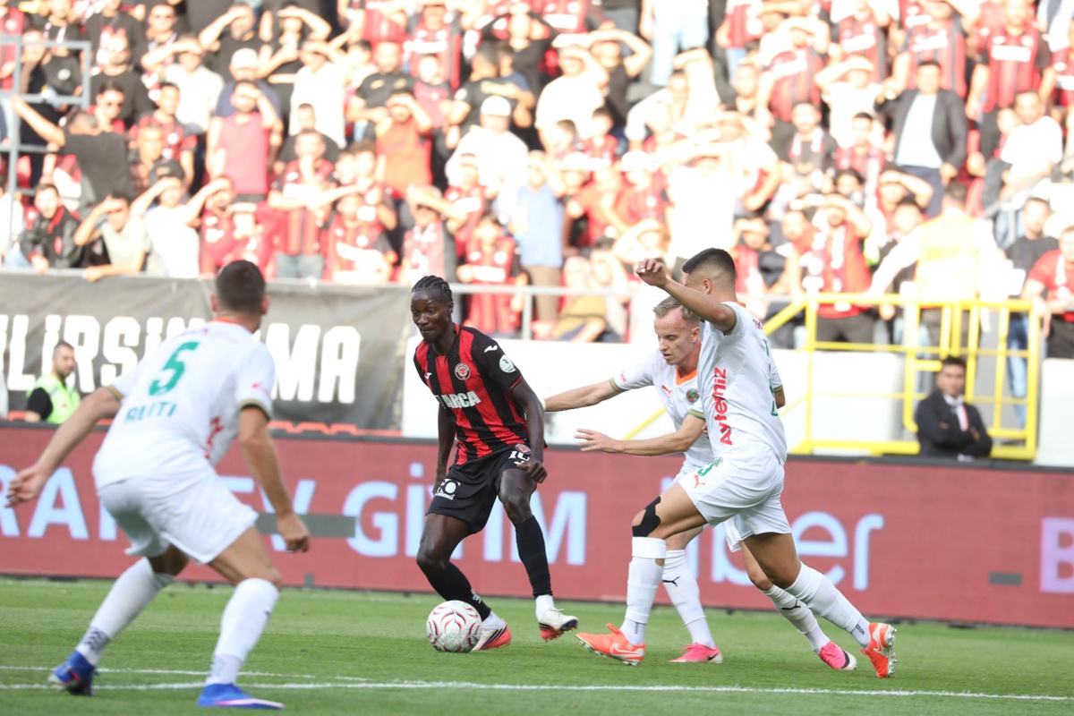 Süper Lig\'de Corendon Alanyaspor, deplasmanda Arca Çorum FK\'yı 2-1 mağlup etti