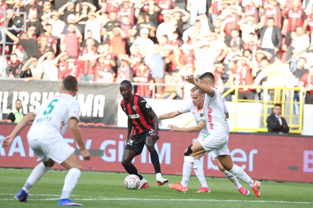 Süper Lig'de Corendon Alanyaspor, deplasmanda Arca Çorum FK'yı 2-1 mağlup etti