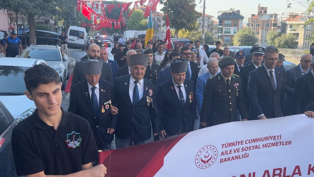 İstanbul Avcılar\'da Gaziler Günü\'nde büyük Türk bayrağıyla yürüyüş düzenlendi