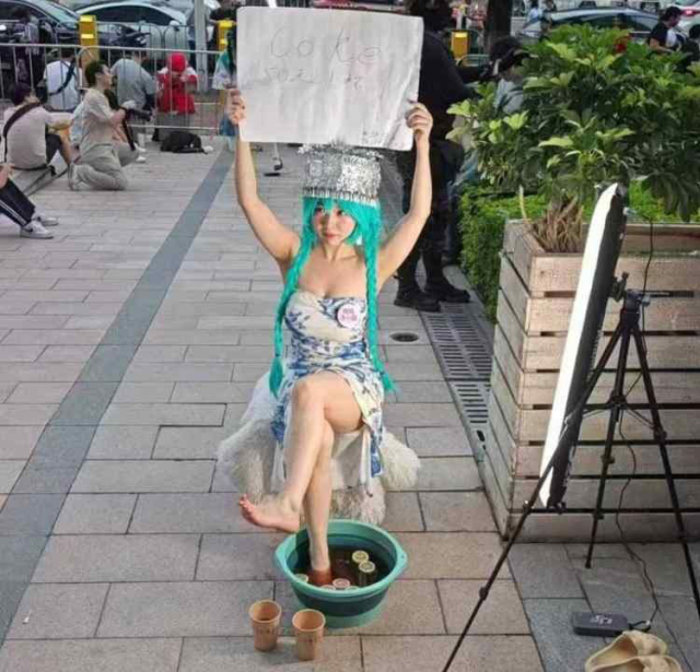 Çin'i karıştıran stant! Modellerin ayaklarını soktuğu içecek 364 liraya satıldı