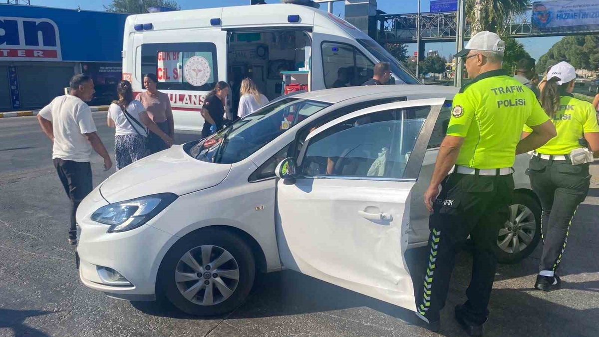 Aydın Efeler\'de otomobil ile ticari aracın çarpıştığı kazada 2 kişi yaralandı