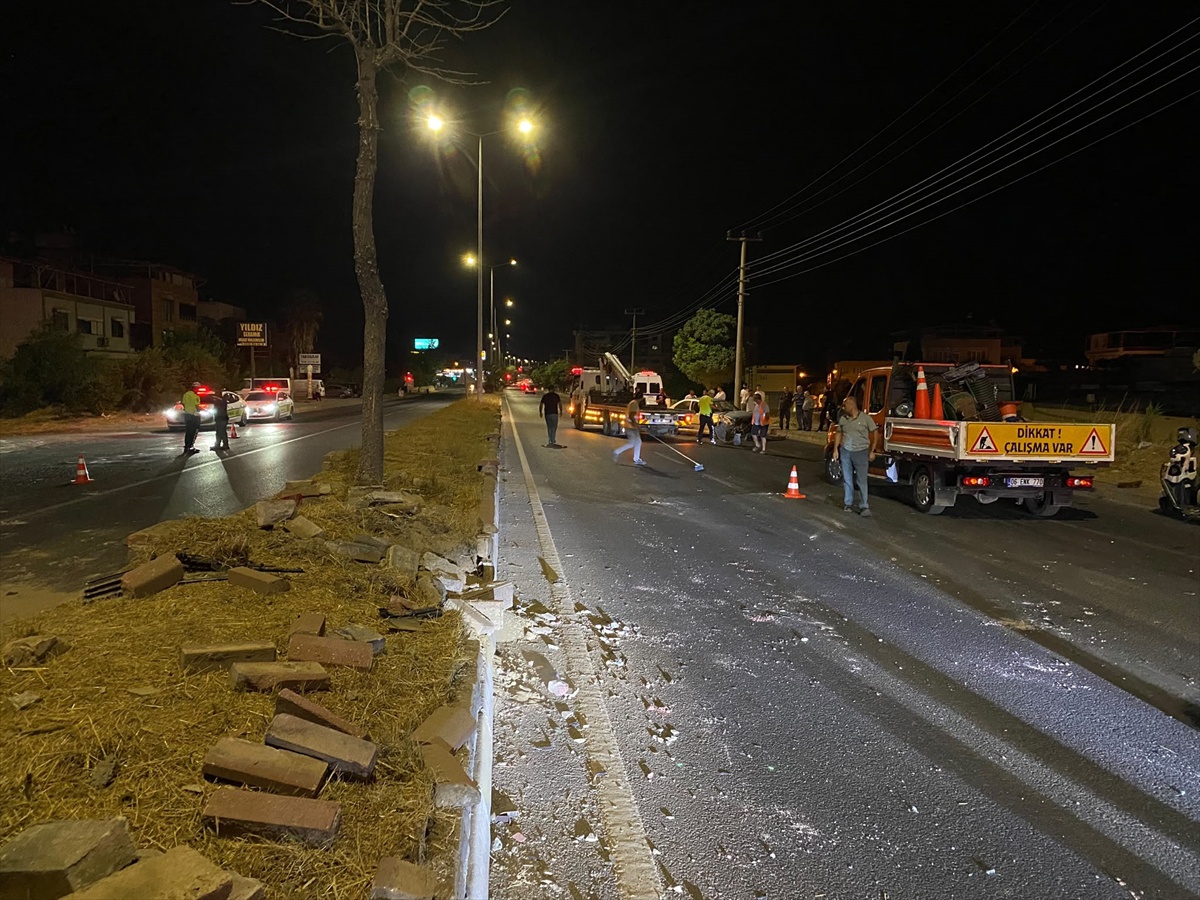 Aydın Nazilli\'de kontrolden çıkan otomobildeki 2 yaralı hastaneye sevk edildi