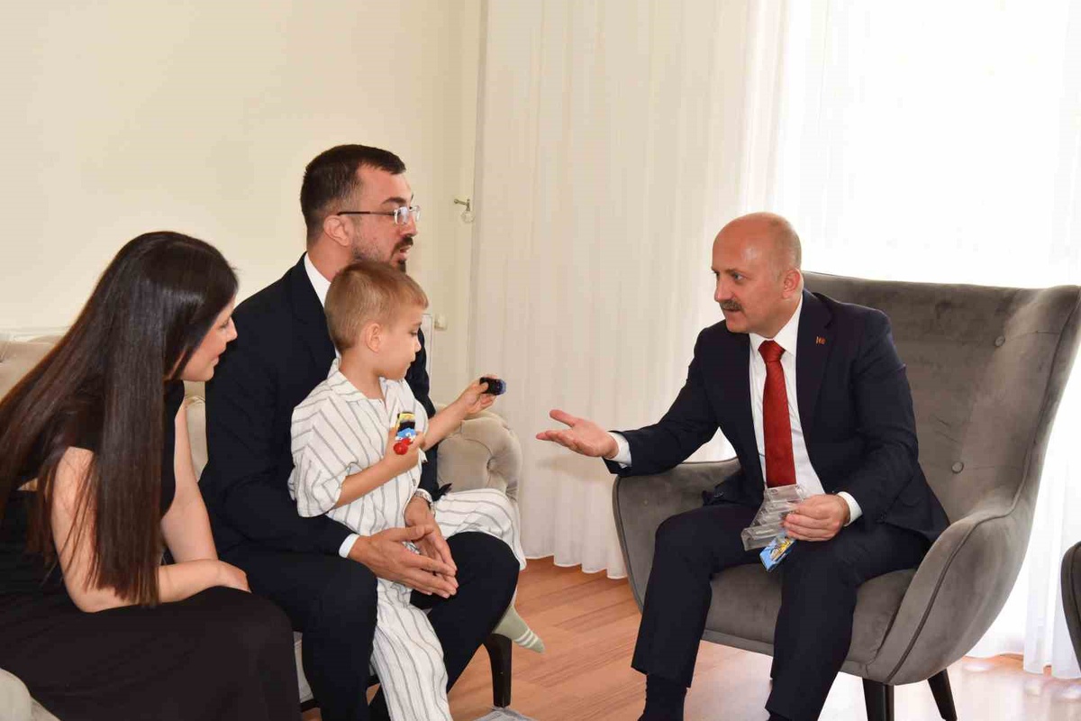 Aydın Valisi Varol, Gaziler Günü\'nde Doğubayazıt\'ta gazi Çakır ve ailesiyle buluştu