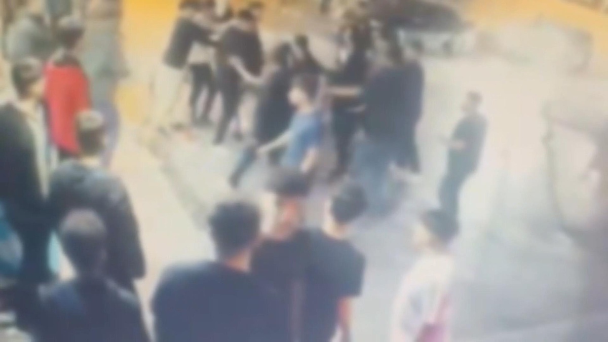 İstanbul\'da iki grup sokakta karşılaştı! Bıçaklı kavganın şüphelisi 15 yaşında