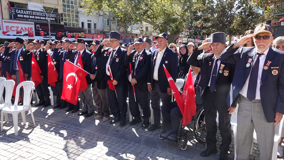 Balıkesir Edremit\'te 19 Eylül Gaziler Günü töreninde Kıbrıs gazisi Ali Çakır konuştu