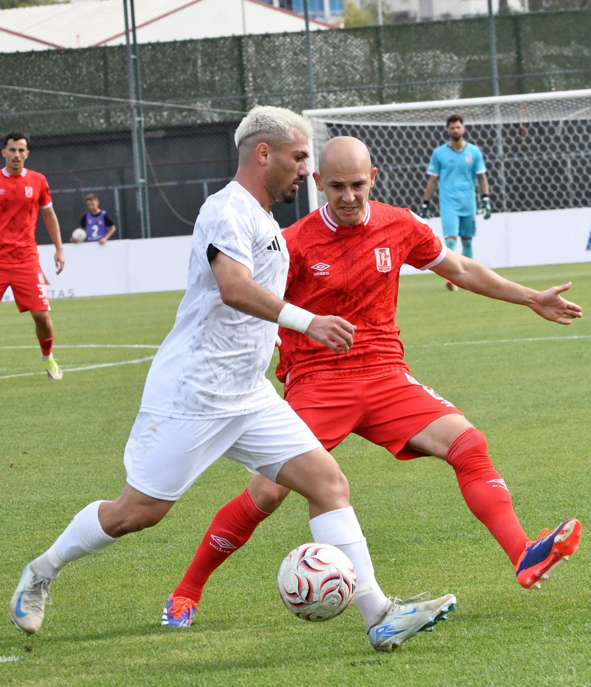 Balıkesirspor, Uşakspor\'u 4-1 yenip 9 puana ulaştı, zirvede kaldı