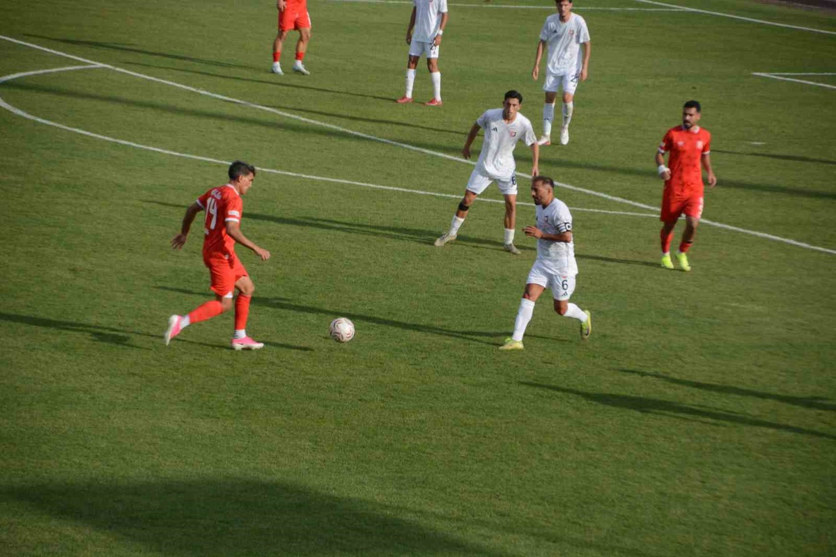 Balıkesirspor, Uşakspor\'u Aliağa\'da 4-1 yendi, Balıkesirsporlu Emre Gemici iki gol attı