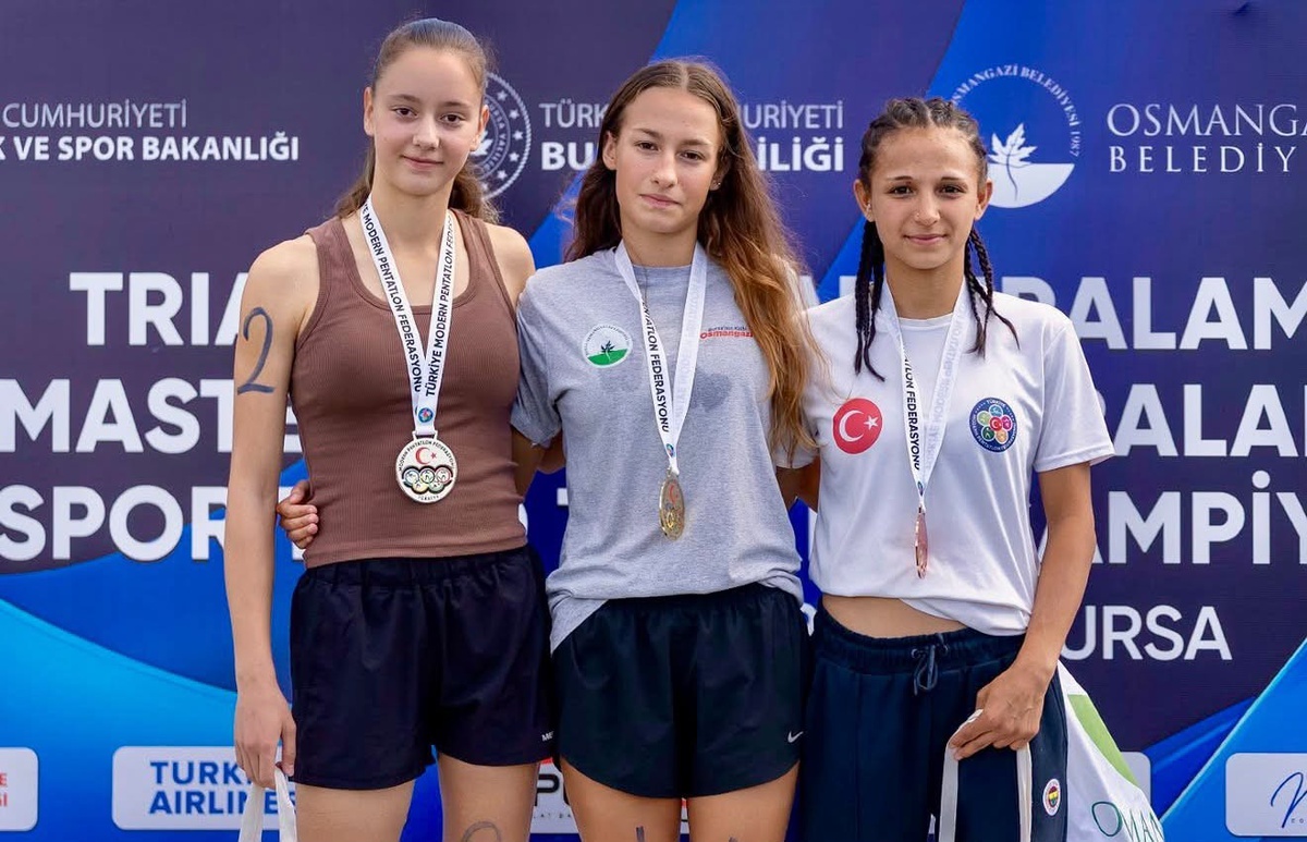 Triathle Türkiye Şampiyonası\'nın ikinci gününde Bandırma\'dan 4 sporcu kürsüye çıktı