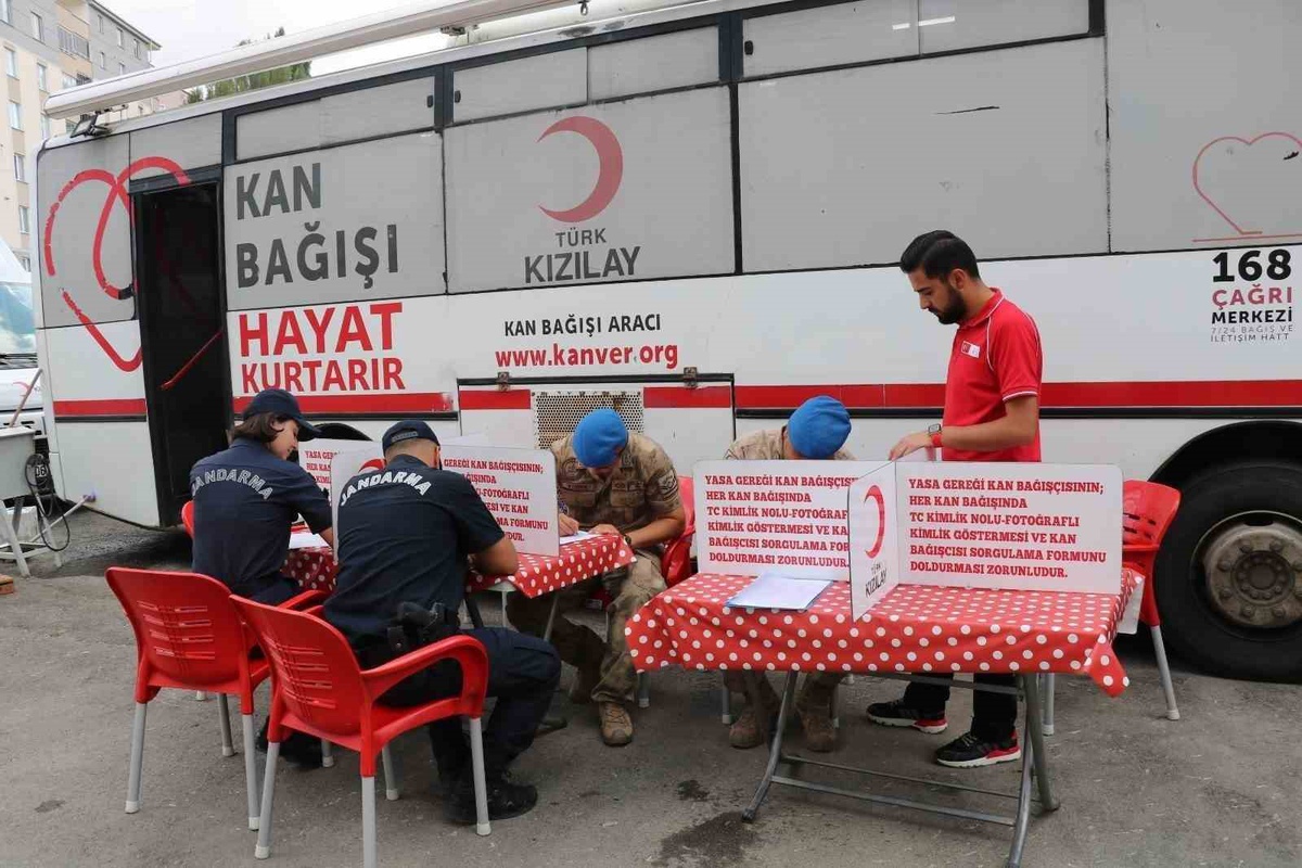 Bayburt jandarması, Kızılay\'a gönüllü kan bağışıyla destek oldu