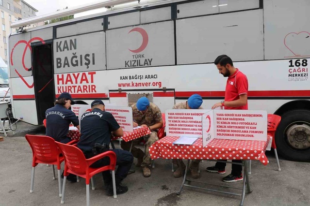 Bayburt jandarması, Kızılay'a gönüllü kan bağışıyla destek oldu