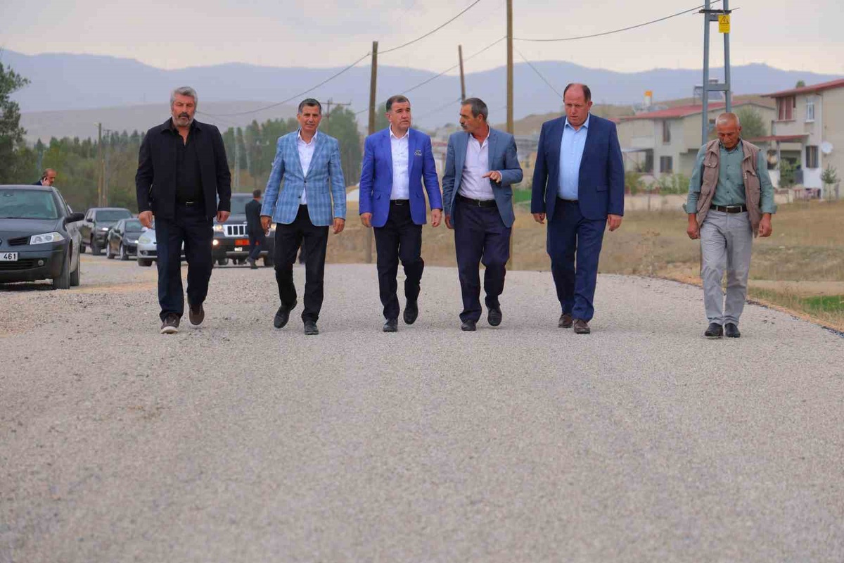 Bayburt\'ta Danişment-Yolaltı köy yolunda 2,5 kilometrelik satıh kaplaması bitti