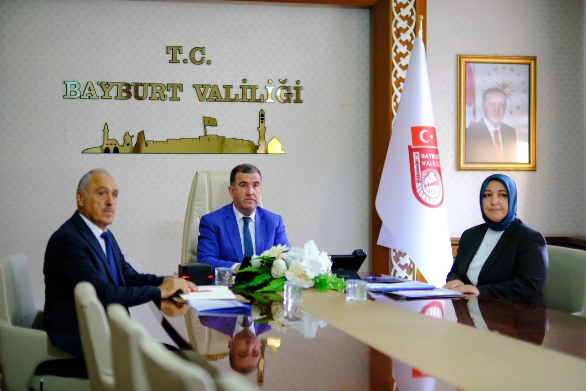 Sosyal yardım performans karnesi toplantısına Bayburt Valisi Eldivan katıldı