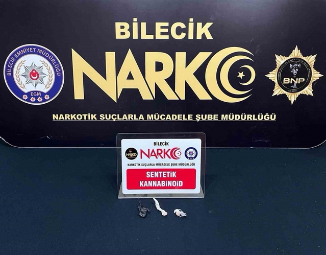 Bilecik'te narkotik ekipleri araç ve 3 şüpheli aramasında bonzai buldu