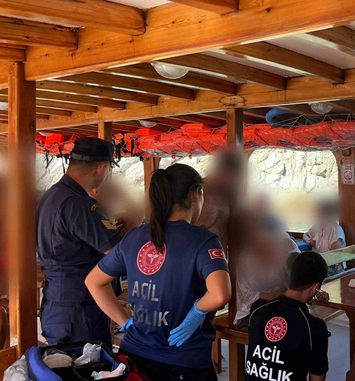 Bodrum açıklarında rahatsızlanan vatandaş Sahil Güvenlik botuyla tahliye edildi