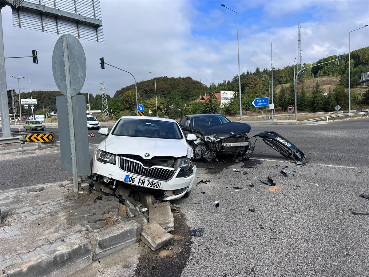 Bolu\'da Abant kavşağında çarpışan iki otomobilde 2 kişi yaralandı