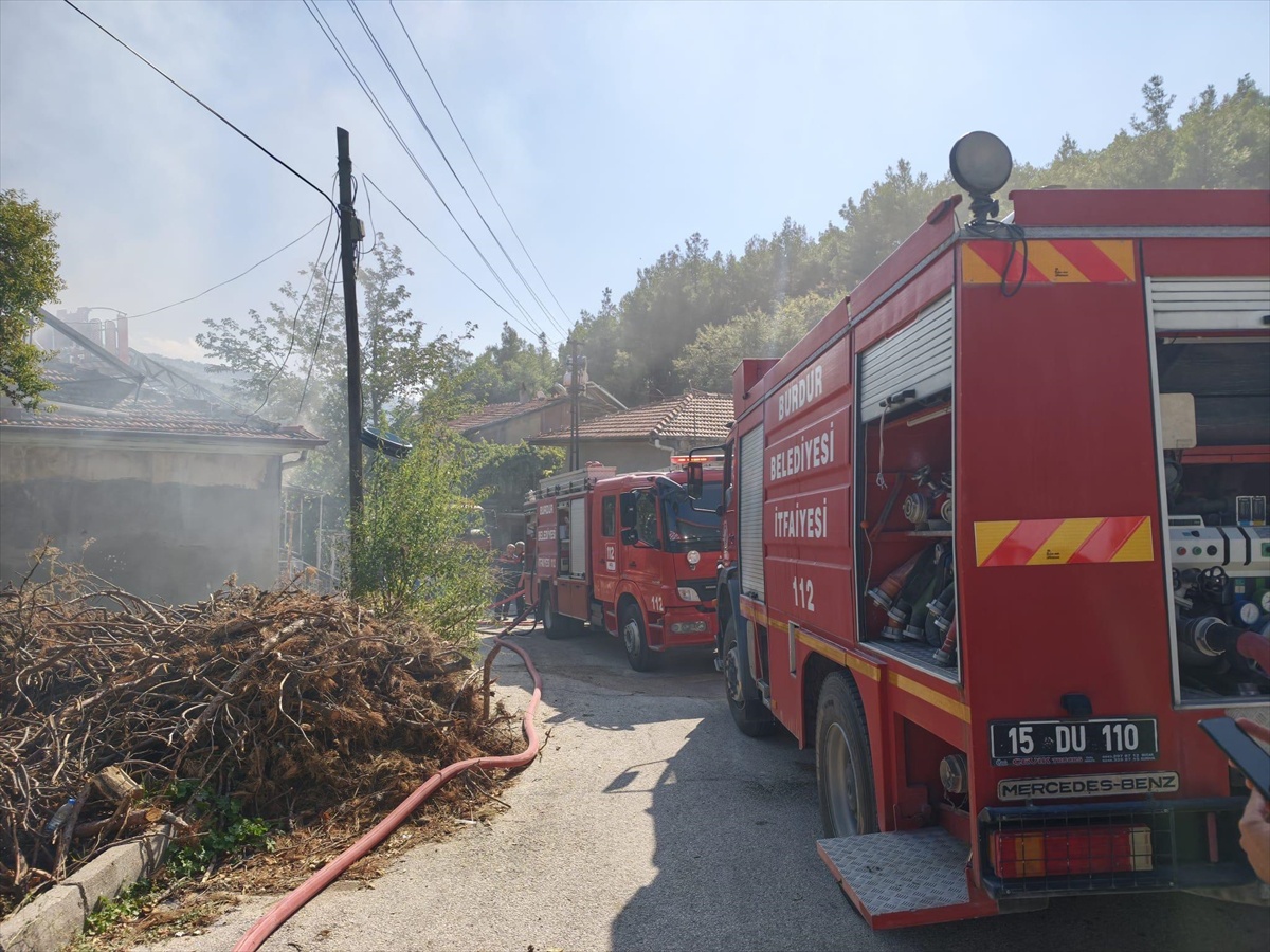 Burdur\'da bilinmeyen nedenle çıkan ev yangınında iki oda hasar gördü