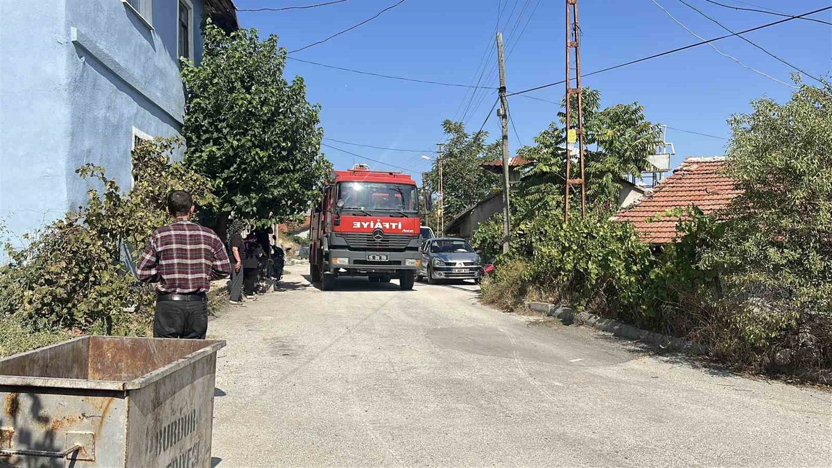 Burdur Necati Bey Mahallesi\'nde ev yangını söndürüldü, ikamette büyük hasar oluştu