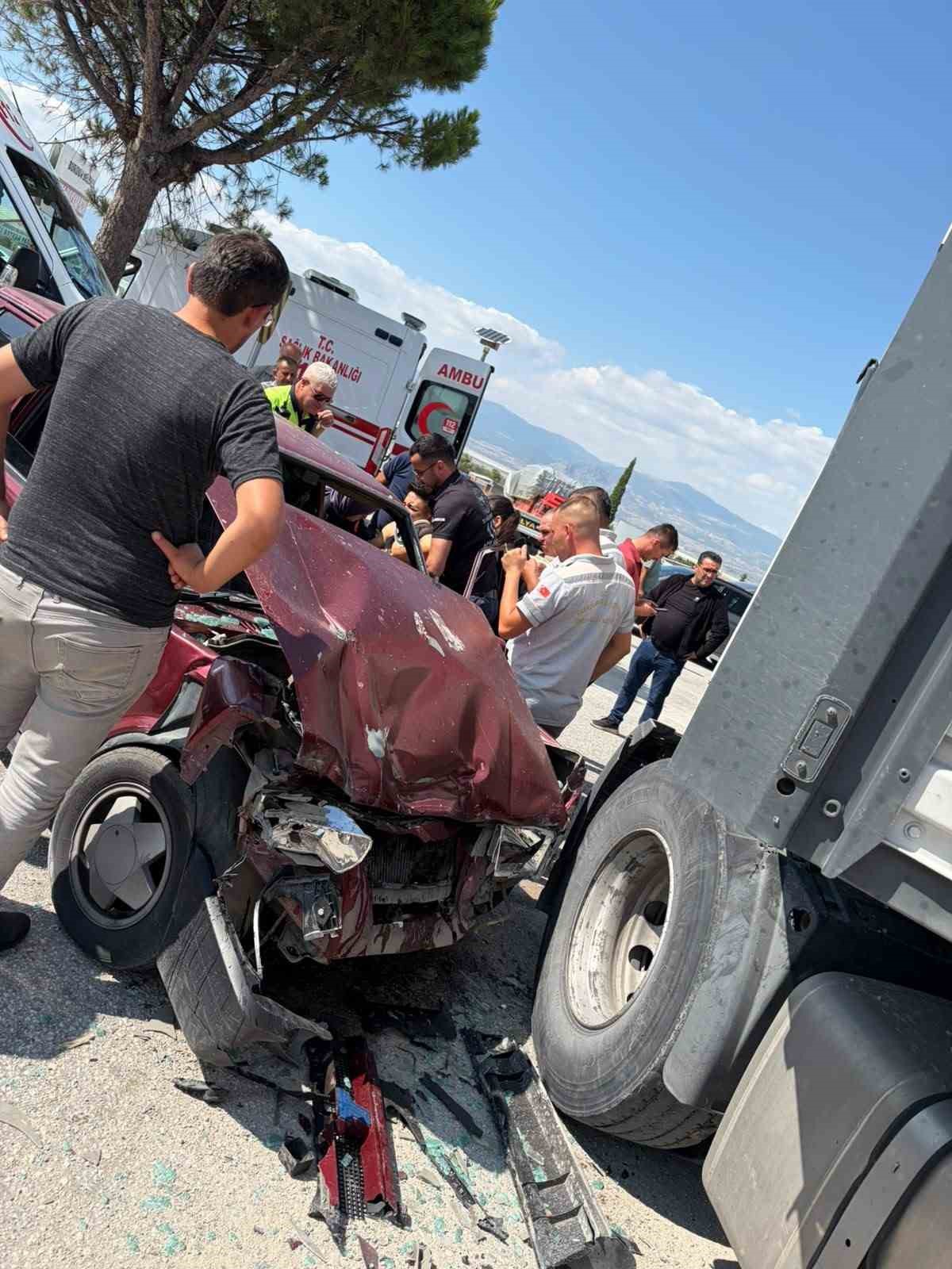 Burdur\'da otomobil ile tır çarpıştı, yaralanan 2 kişi hastaneye kaldırıldı