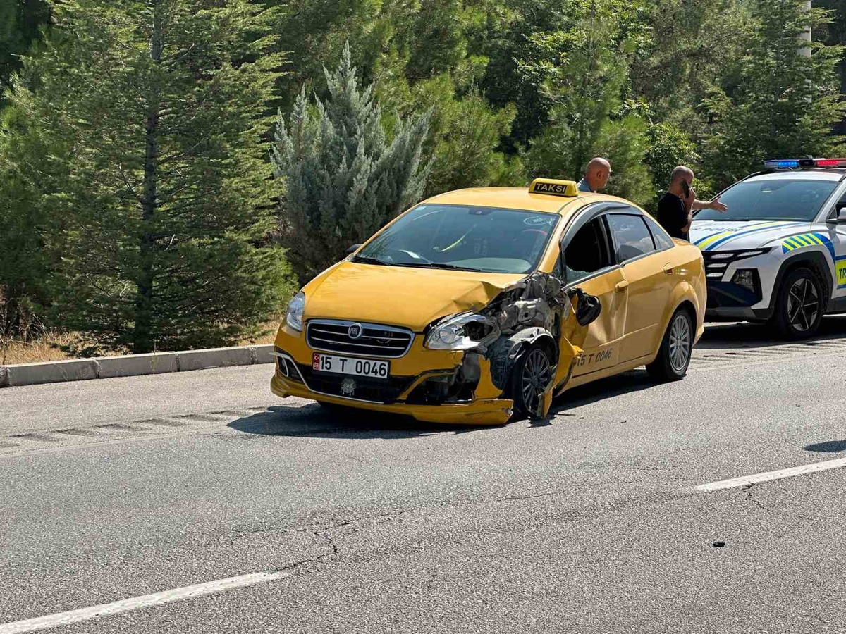 Burdur\'da ticari taksi yönlendirme römorkuna çarptı, sürücü yaralandı