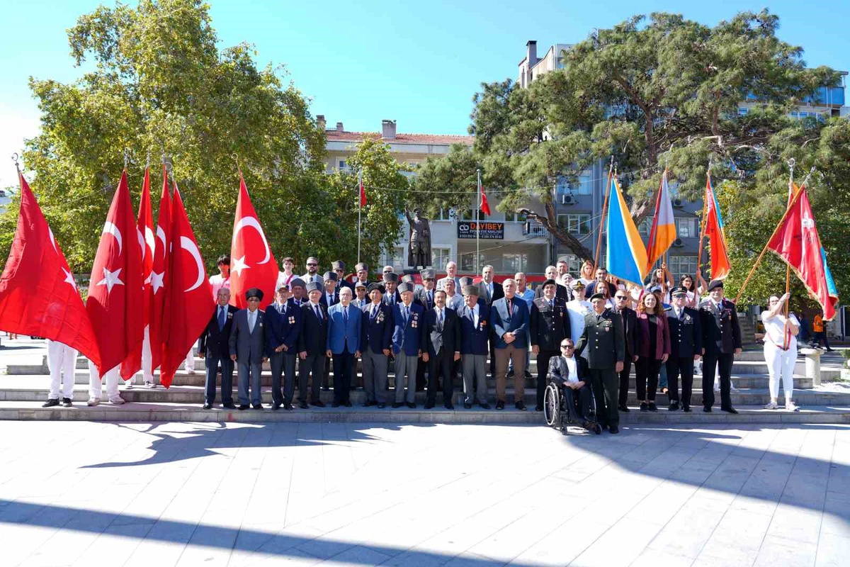 Burhaniye\'de Gaziler Günü Cumhuriyet Meydanı\'nda törenle kutlandı
