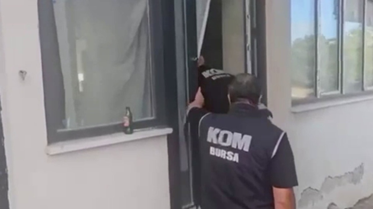 Bursa polisi depoda 5 milyon 300 bin bandrolsüz makaron ele geçirdi