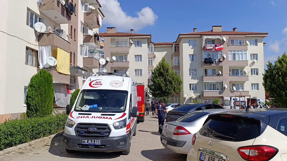 Bursa İnegöl\'de mutfak yangını paniğe neden oldu, 4 kişi dumandan etkilendi