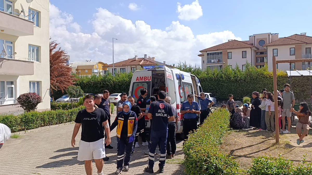 Bursa İnegöl\'de mutfakta çıkan yangında 2\'si çocuk 4 kişi dumandan etkilendi