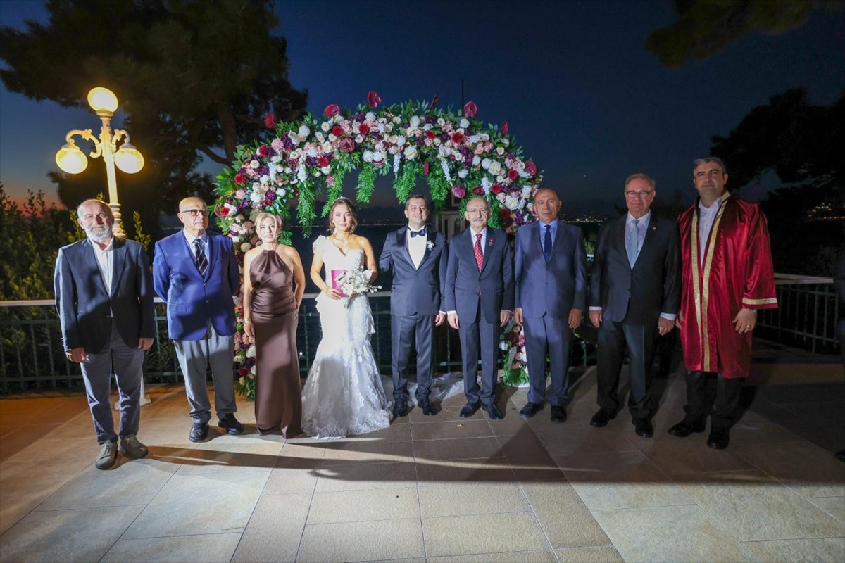 Kılıçdaroğlu, CHP YDK üyesi Yiğit Acar ile Tuğçe Doğan\'ın nikah şahidi oldu