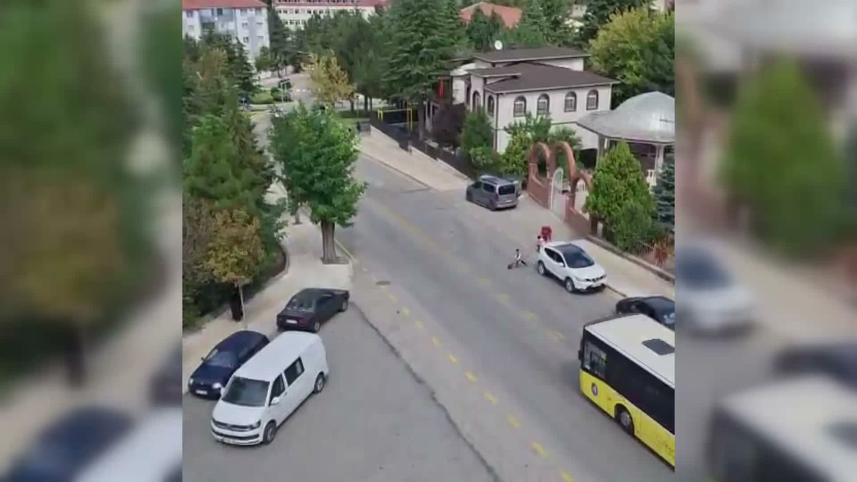 Çorum\'da belediye otobüsü sürücüsü yola koşan çocuğu görünce fren yaptı, kaza önlendi