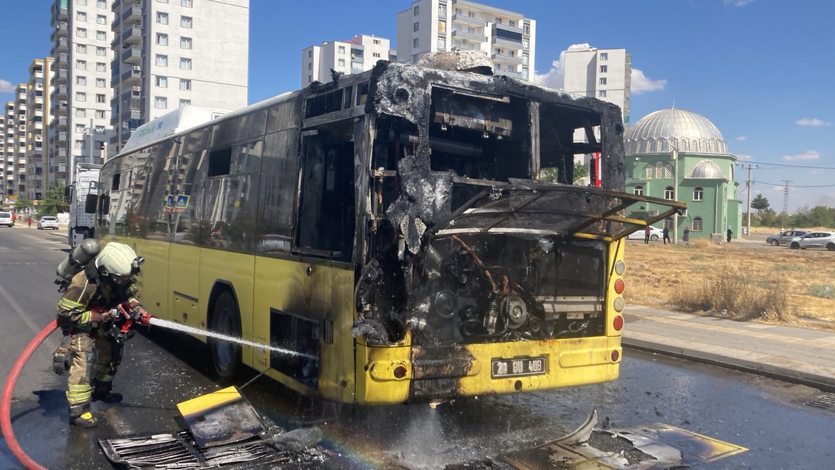 Diyarbakır\'da seyir halindeki belediye otobüsü alev alarak kullanılamaz hale geldi