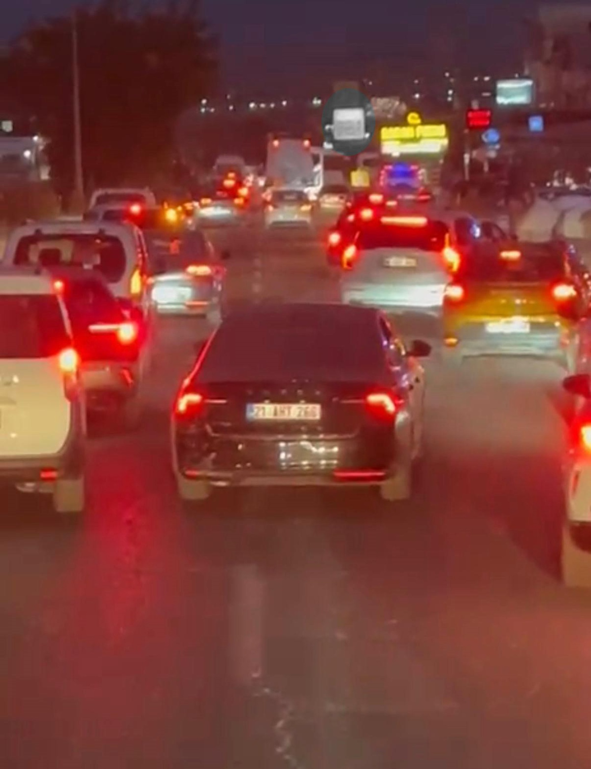 Diyarbakır\'da fermuar sistemi itfaiyeye yol verdi, sürücü anonslara rağmen ilerledi