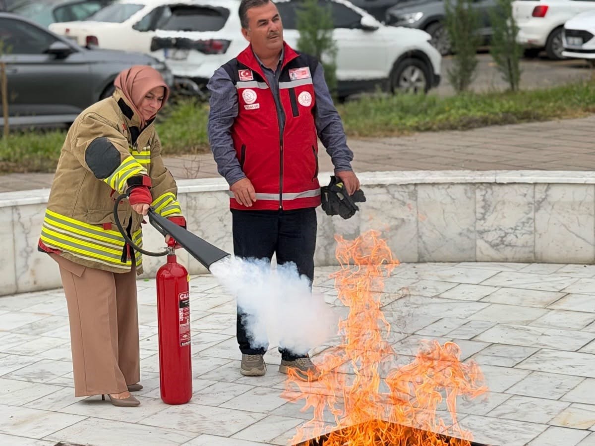 Düzce\'de kurum personeli, yangın söndürme tüpüyle uygulamalı tatbikat yaptı