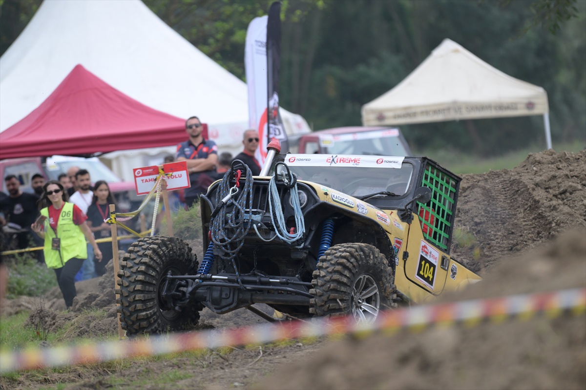 Gölyaka'da düzenlenen Düzce Extreme Yarışı'na 14 araç ve 28 sporcu katıldı