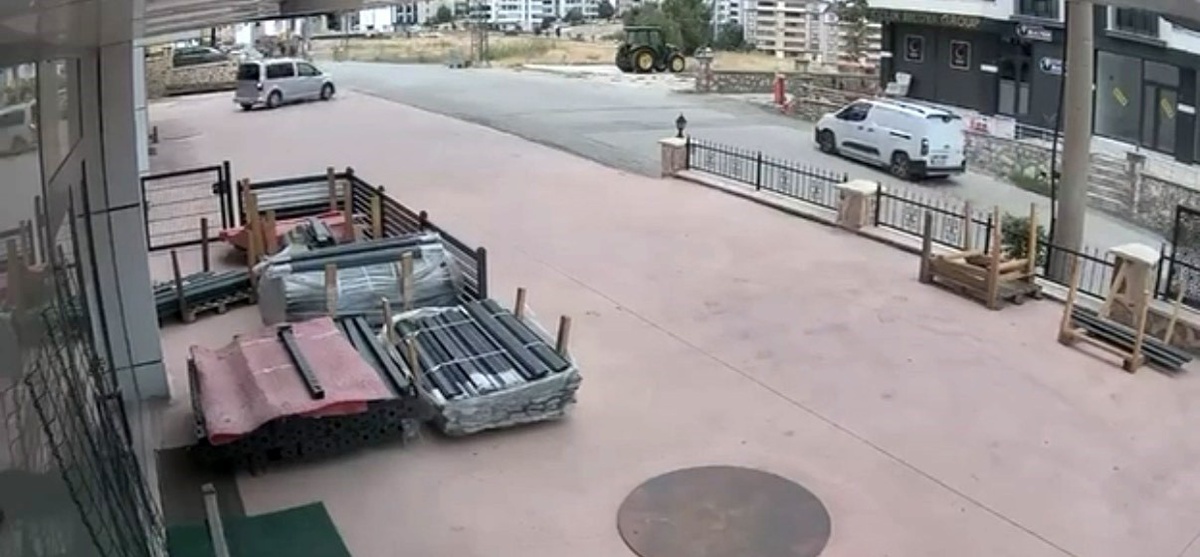 Elazığ\'da sürücünün el frenini tam çekmeden indiği araç emlak dükkanına girdi