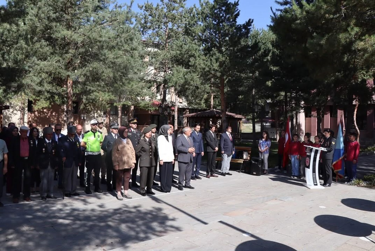 Erzincan Tercan\'da Gaziler Günü\'nde çelenk sunuldu, gaziler onuruna kahvaltı verildi