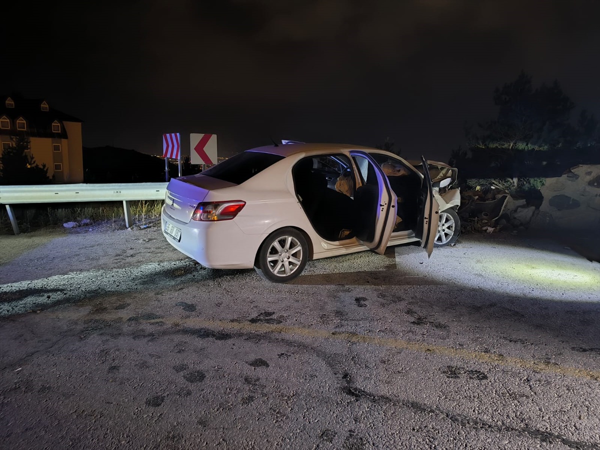Erzurum Palandöken\'de duvara çarpan otomobilin 29 yaşındaki sürücüsü kurtarılamadı