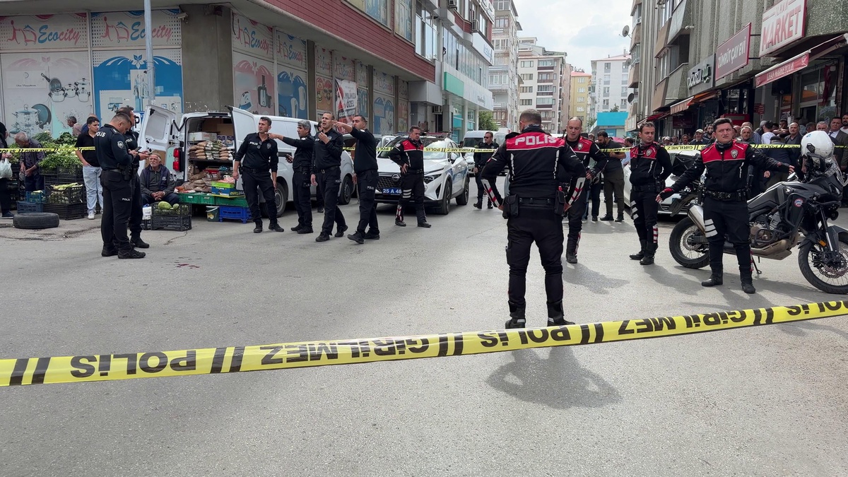 Erzurum\'da bıçaklı saldırgan H.T., imamın oğlu M.E.B. tarafından bacağından vuruldu