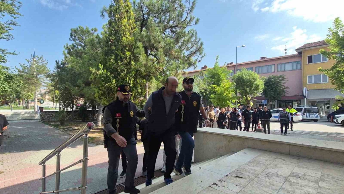 Eskişehir Çifteler\'de galerici ölümünde ağabeyi dahil 3 şüpheli adliyeye sevk edildi